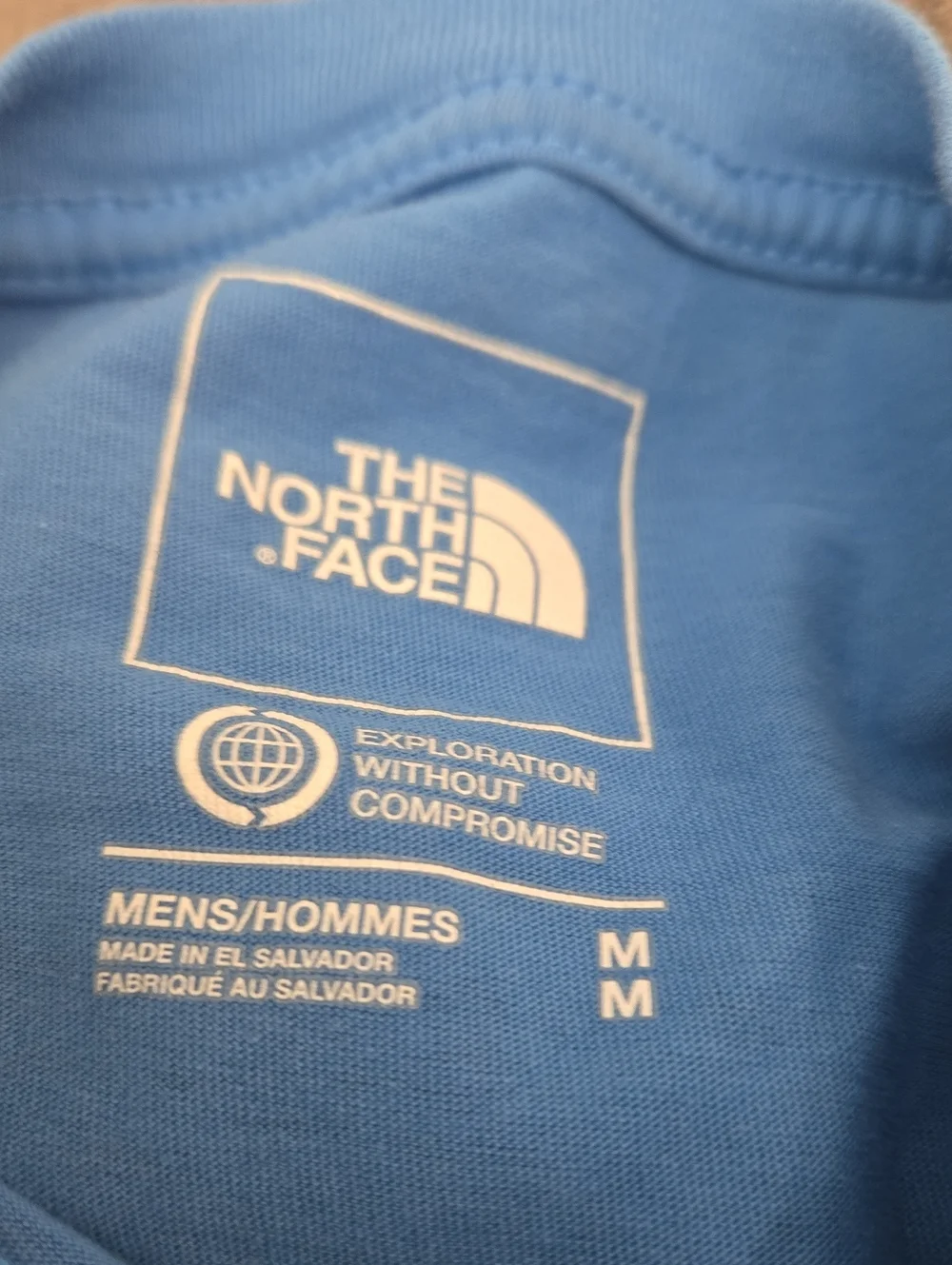 THE NORTH FACE SHORT SLEEVE TSHIRT..SIZE MED.  #8102